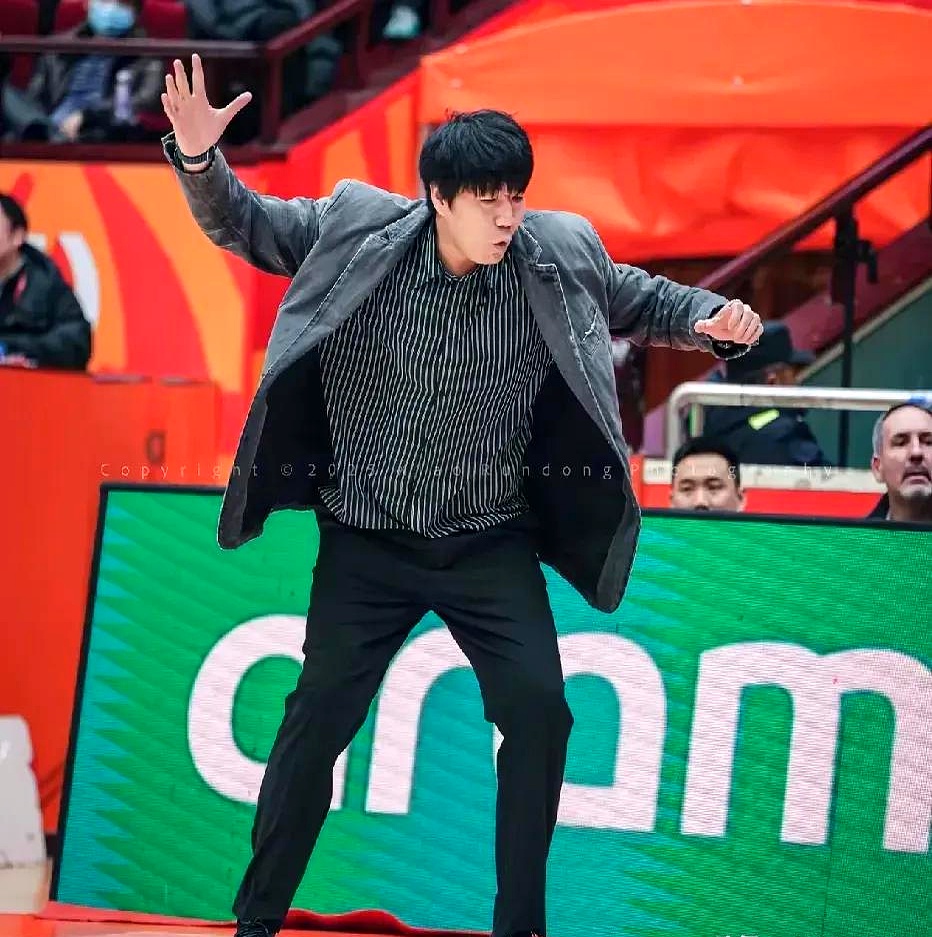 s15全球总决赛-转会期突围战来临，山东男篮围绕CBA季后赛止住颓势，气氛紧张，轮换策略成焦点的简单介绍